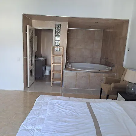 בית הארחה Front With Large Jacuzzi, Double Bed And Sofabed, Overlooking Largest Yachts