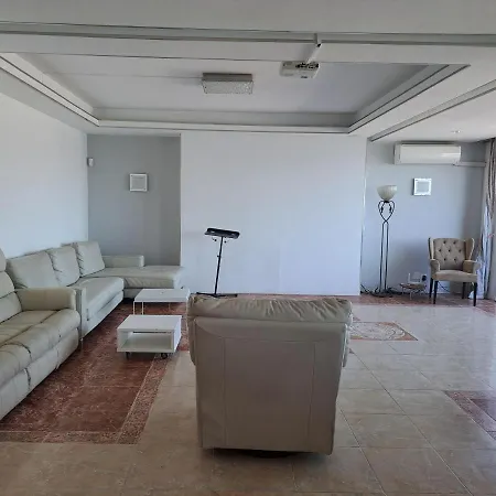 Front With Large Jacuzzi, Double Bed And Sofabed, Overlooking Largest Yachts Gasthof